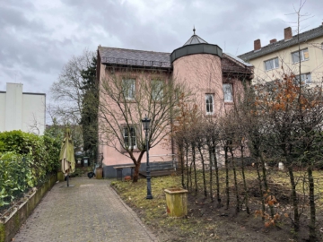 Villa mit Türmchen, 60528 Frankfurt am Main, Einfamilienhaus